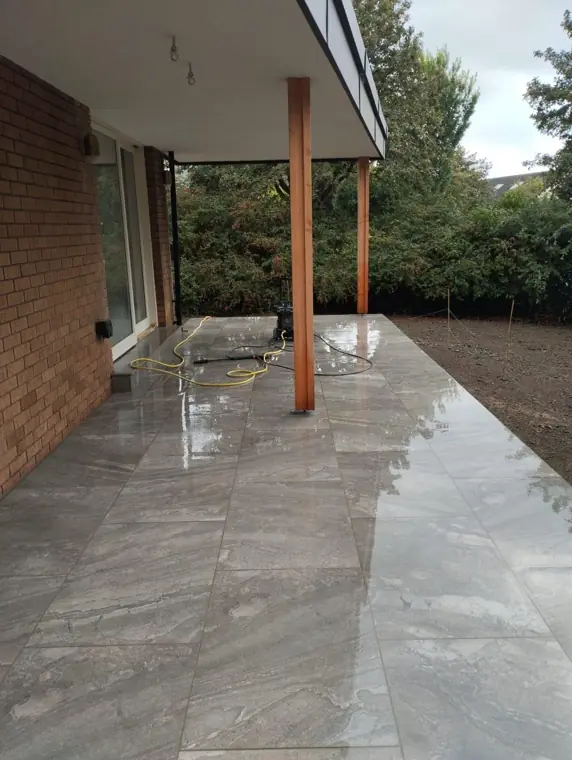Marble-effect porcelain under a covered terrace