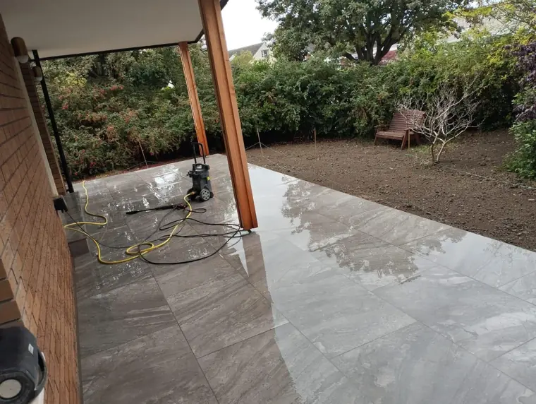 Covered porcelain terrace and garden