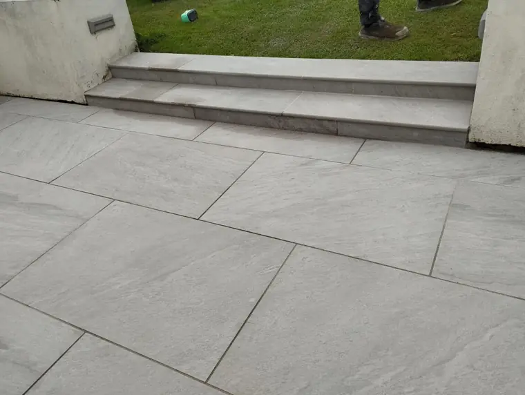 Bullnose porcelain step detail